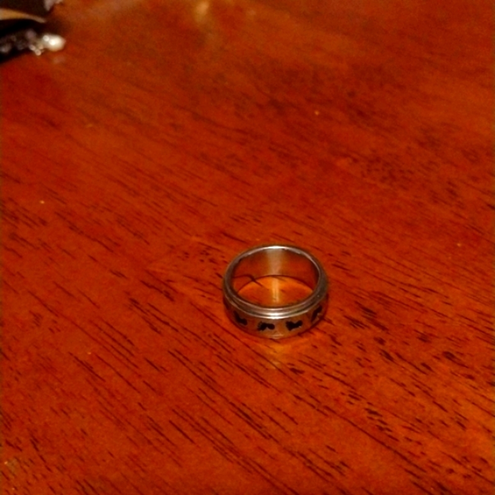 Spinner Ring with bare foot imprints in a Size 6 - Picture 3 of 3